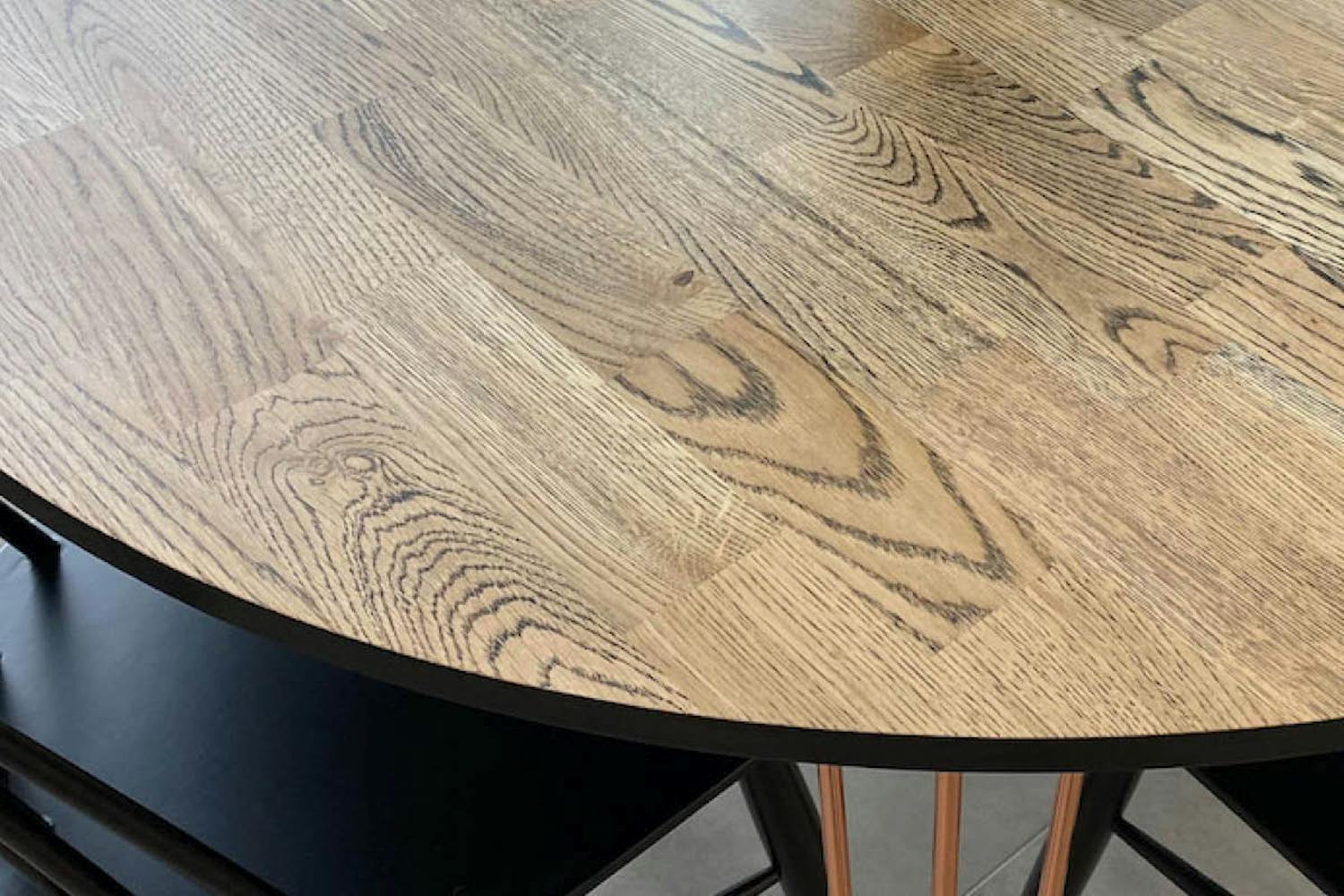 Rundt spisebord af egetræ Rundt spisebord af egetræ